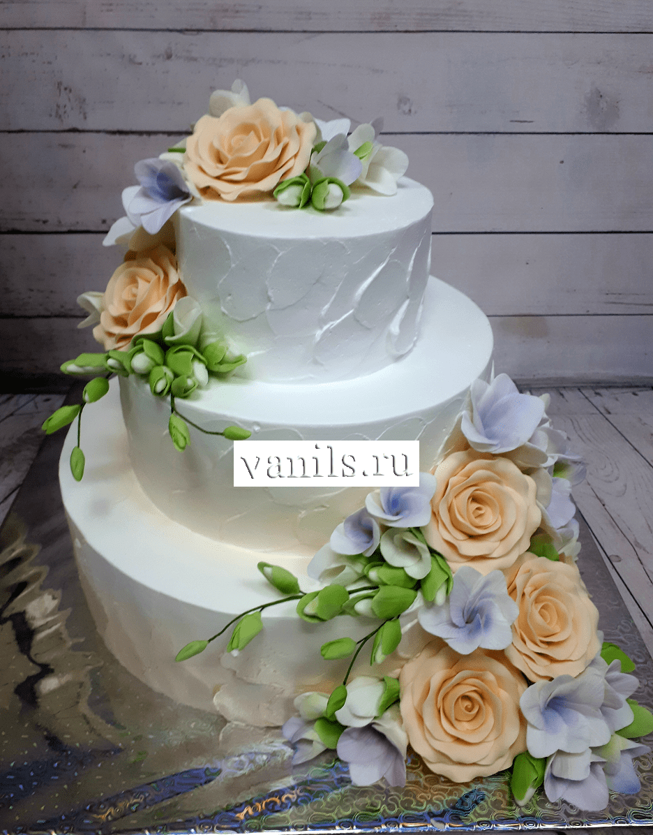 Свадебный торт в кремовых тонах