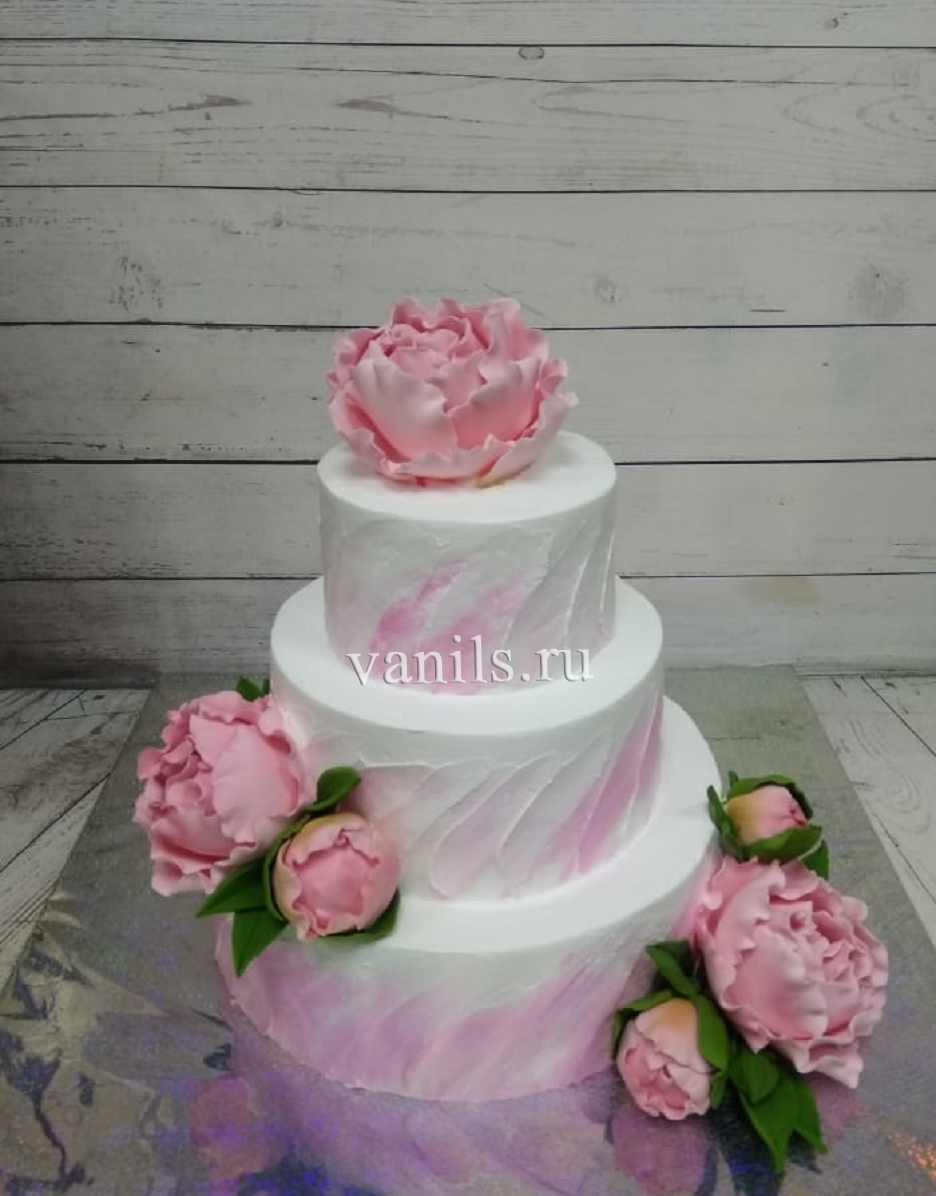 Свадебный торт с розовыми мазками