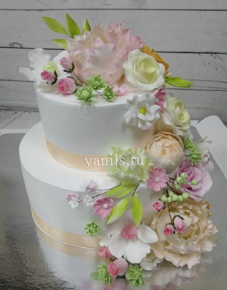  Свадебный торт с нежными цветами