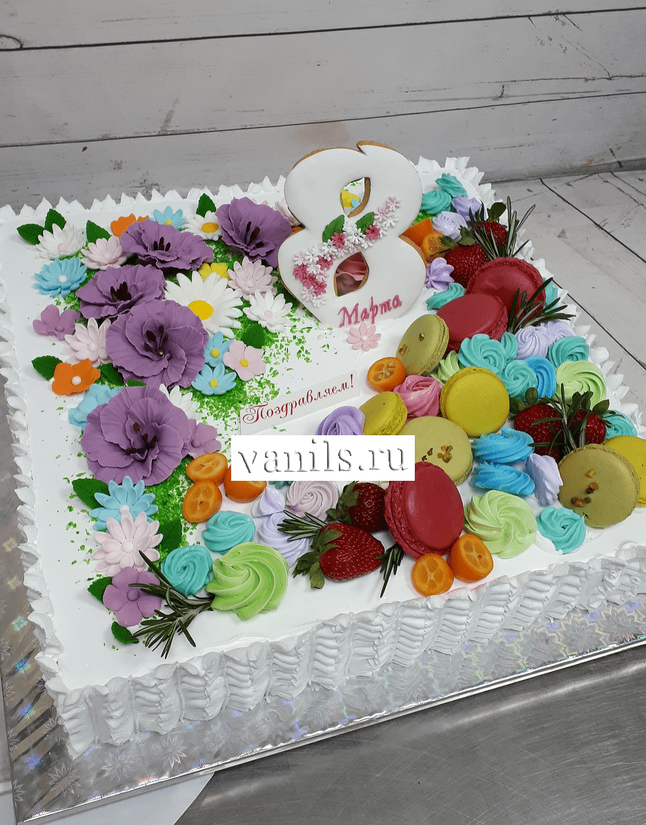 торт на 8 марта с цветами и ягодами