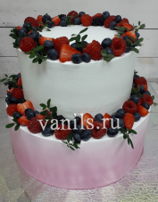 Торт кремовый с ягодами