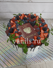 Торт на юбилей со сливками ягодами и цветами