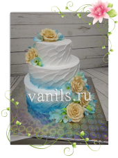 Трехъярусный свадебный торт со сливками