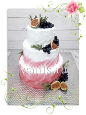 Трехъярусный свадебный торт со сливками и ягодами
