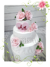 Трехъярусный свадебный торт со сливками и цветами