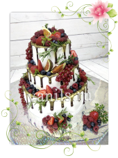 Свадебный торт с подтеками шоколада и ягодами