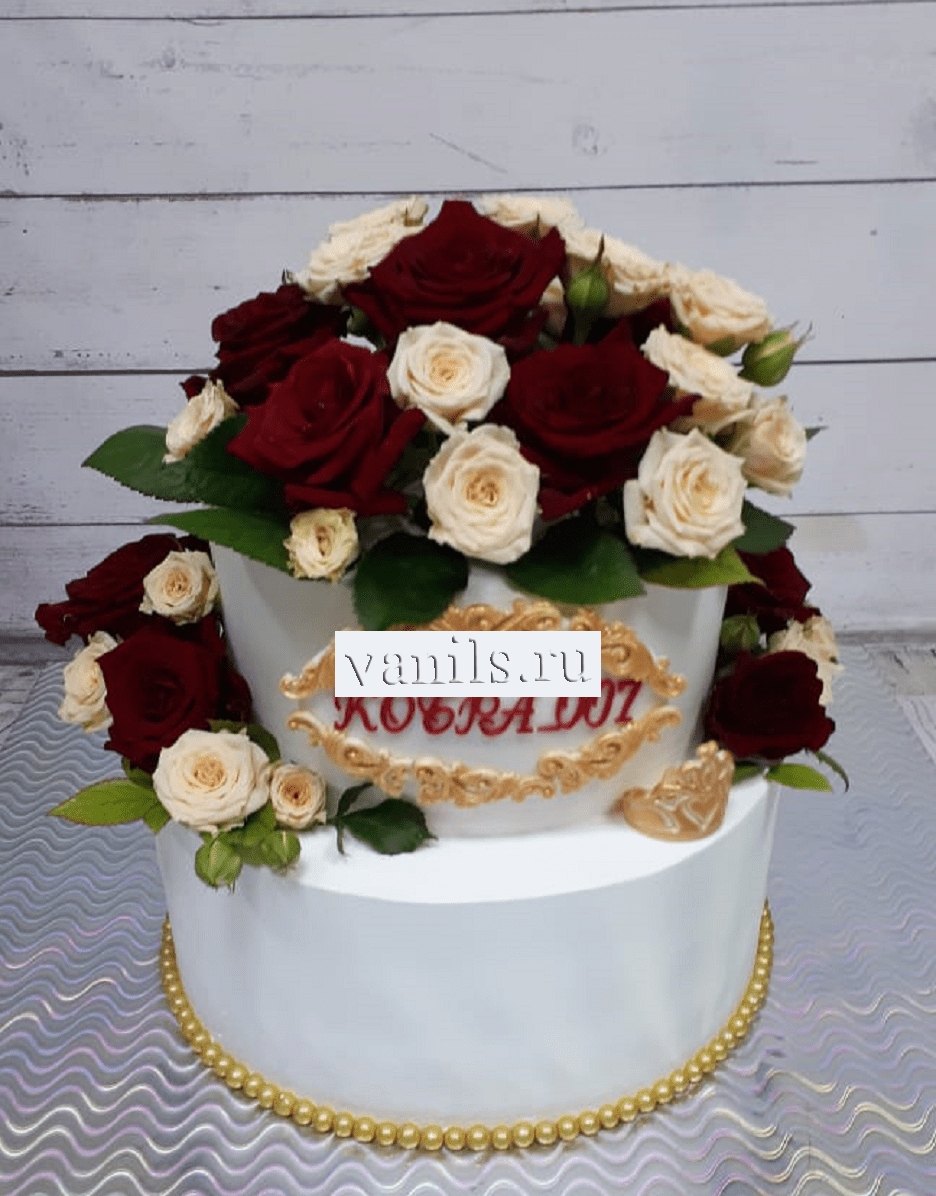 торт с красными розами живыми