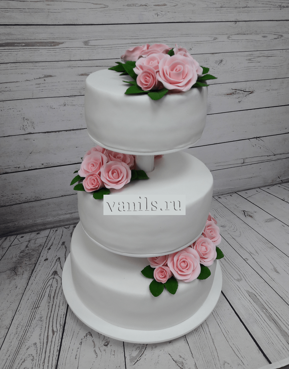 Свадебный торт с розовыми розами