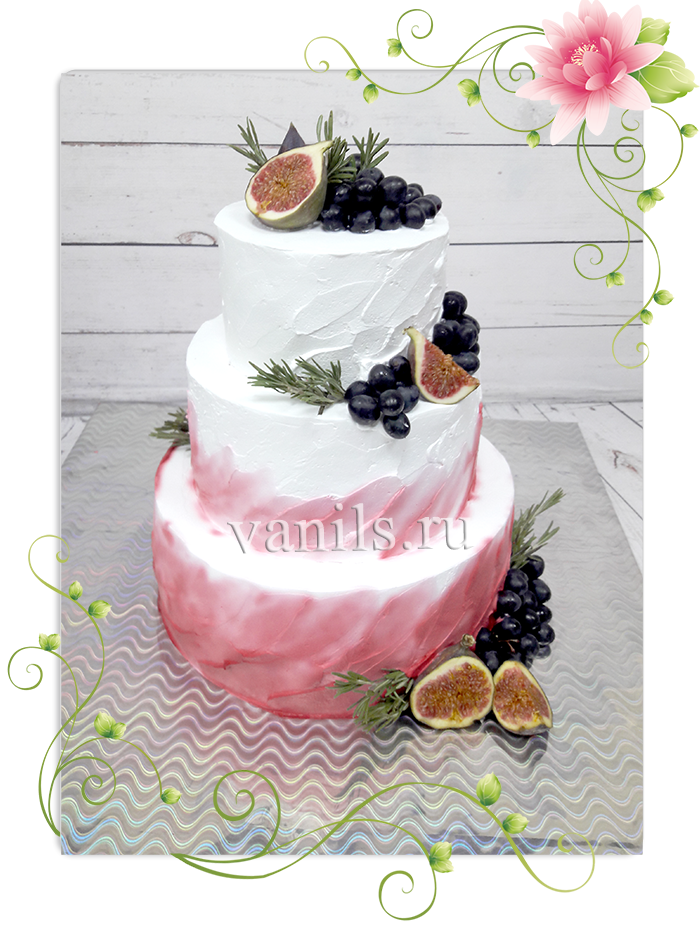 Трехъярусный свадебный торт со сливками и ягодами