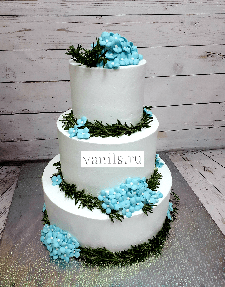 Свадебный торт с голубыми цветами