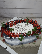 торт на юбилей с ягодами