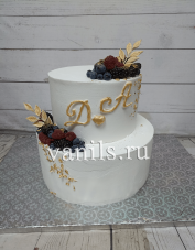 торт с ягодами и золотыми брызгами
