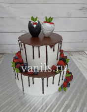 свадебный торт с клубникой и шоколадом