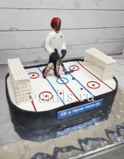 Торт хоккейное поле с игроком
