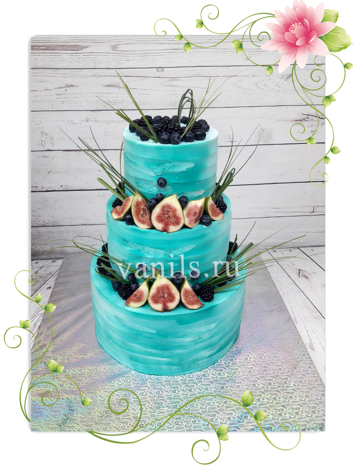Свадебный торт со сливками и ягодами